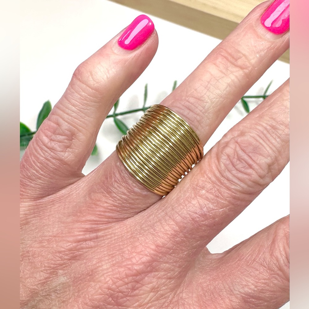 💛Banana Republic Wide Band Gold Tone Coil Ring - Picture 2 of 8